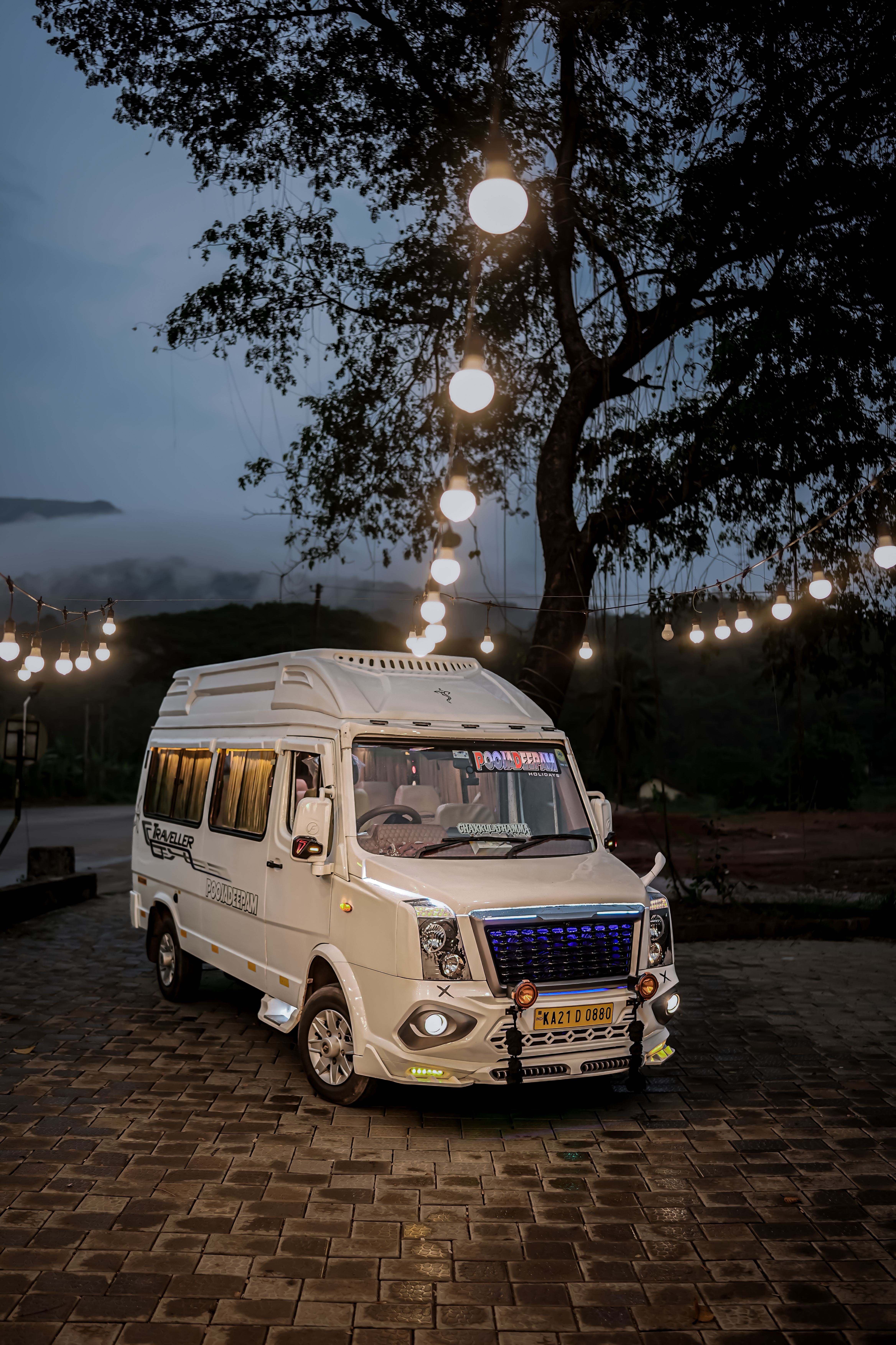 ಪೂಜಾ ದೀಪಂ ಟೆಂಪೋ ಟ್ರಾವೆಲರ್‌ನ ಮುಂಭಾಗದ ಬದಿಯ ನೋಟ
